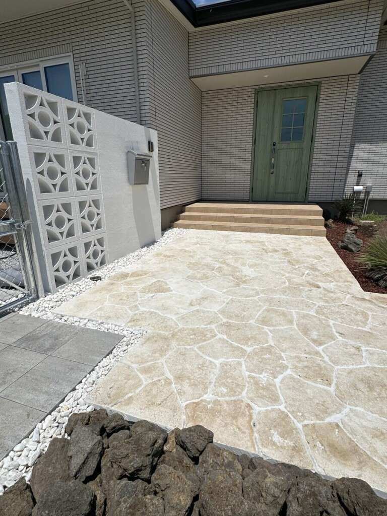 白い花ブロックの門柱と琉球石灰岩のアプローチで演出した南国風の新築外構