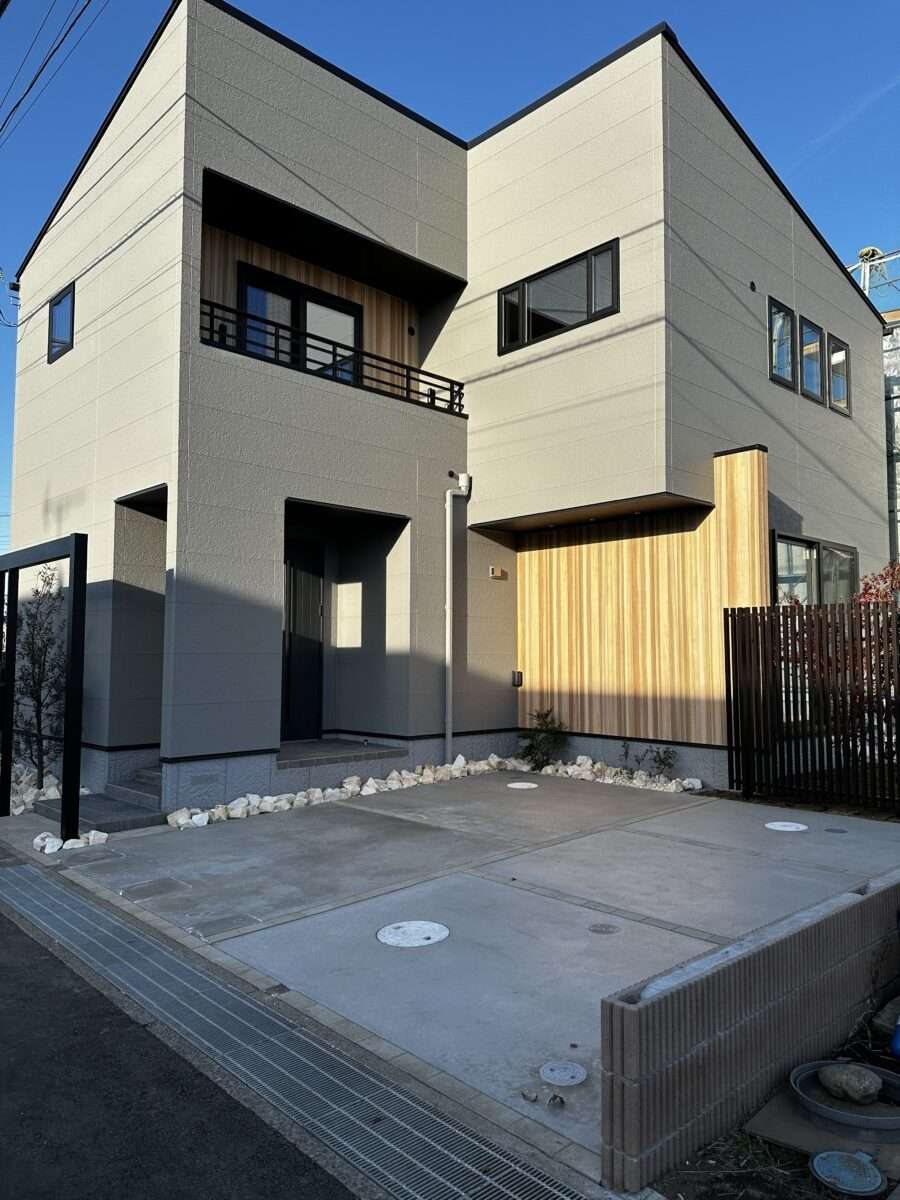 日中のアプローチ、重厚なブラックフレームと天然石が調和する様子