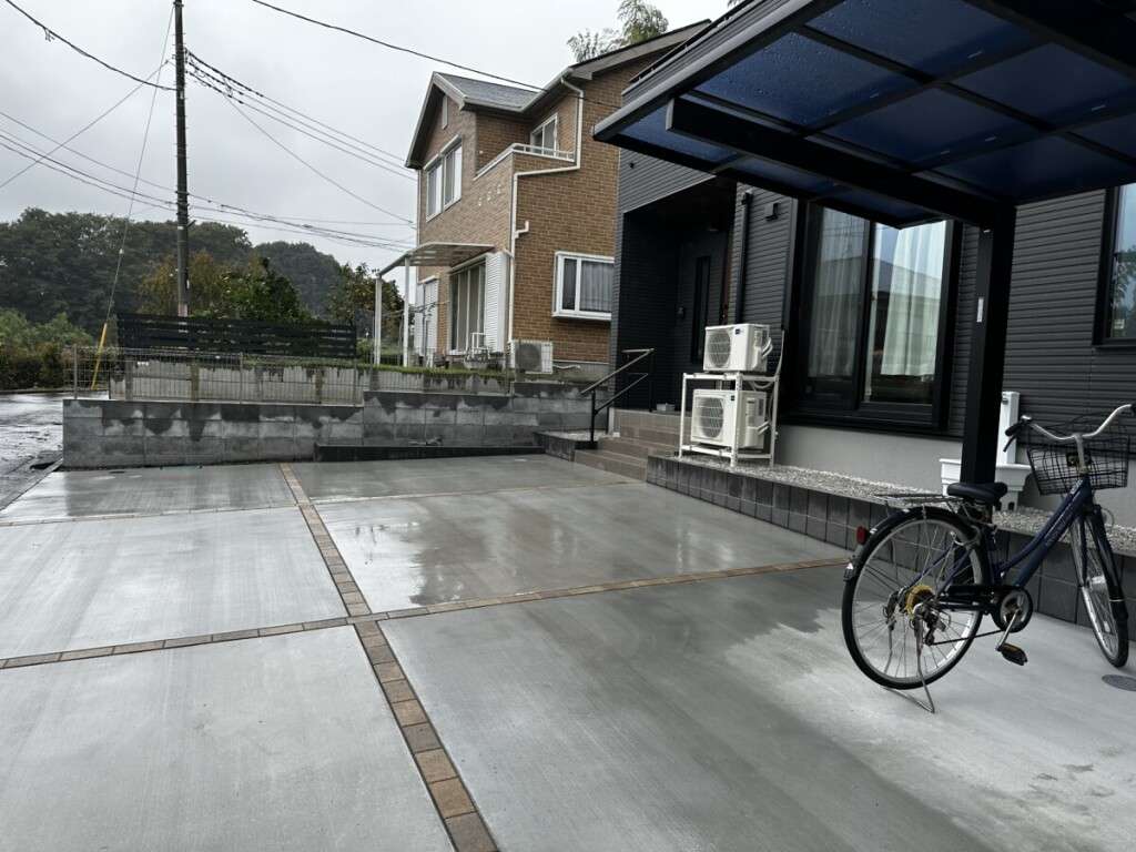 直線的なデザインで統一された建物と外構のトータルコーディネート