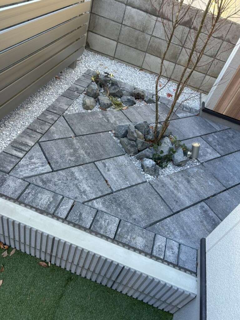 地盤を上げて視線に入りやすく設計された坪庭。