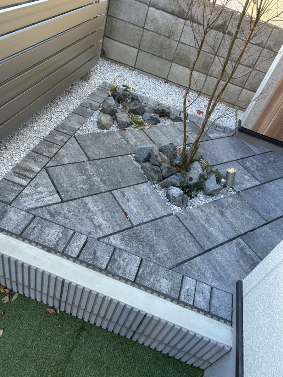 地盤を上げて視線に入りやすく設計された坪庭。