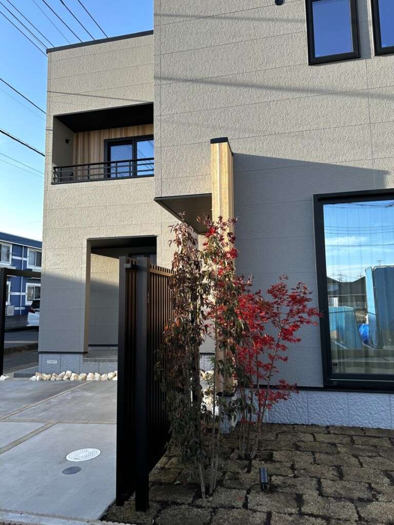 YKKルシアススクリーンフェンスと奥のイロハモミジ