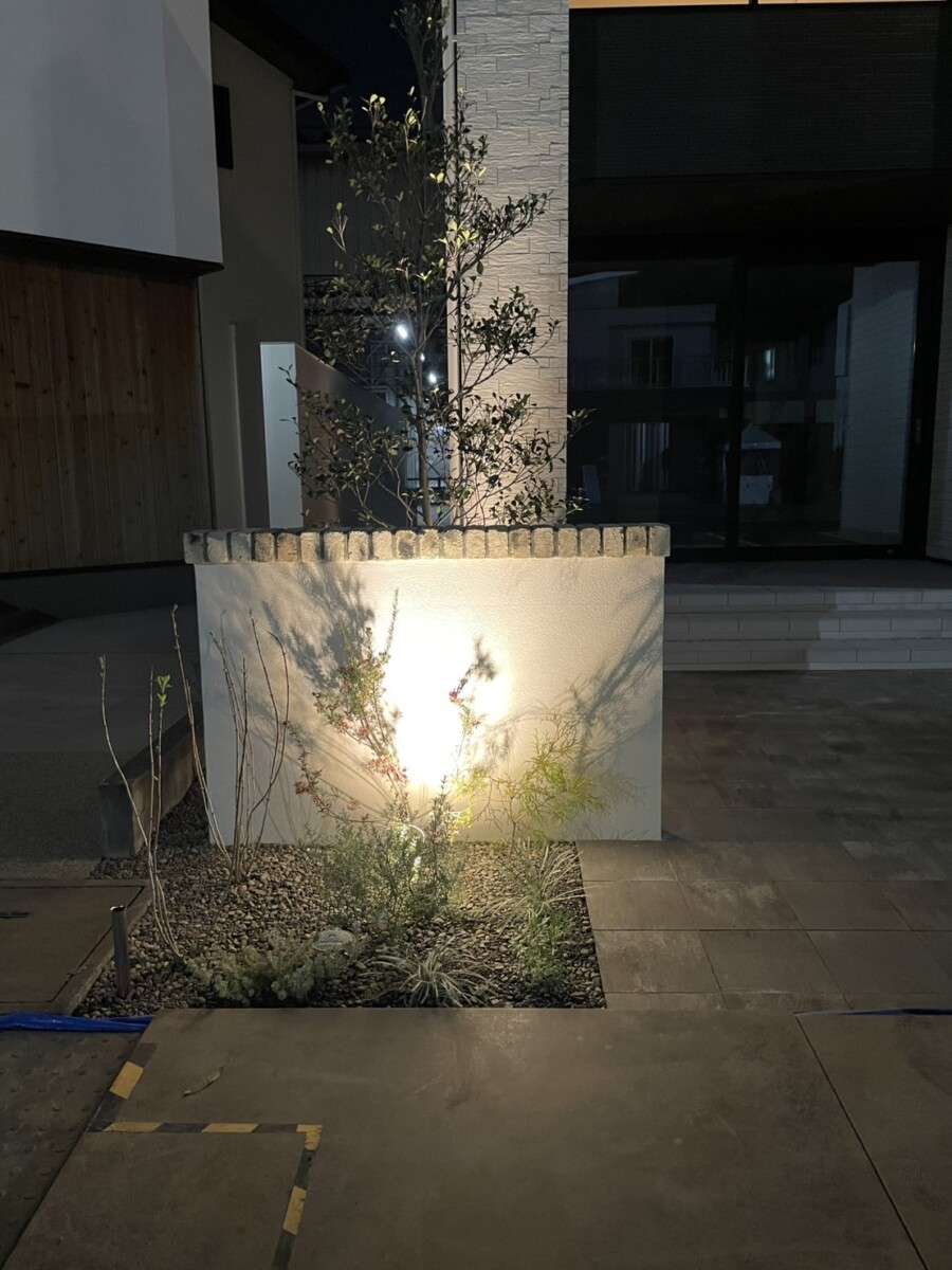白い塗り壁と植栽が調和する北欧モダンの住宅展示場