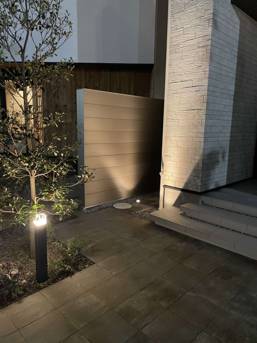 浮遊ステップ階段と植栽が迎える北欧モダン外構
