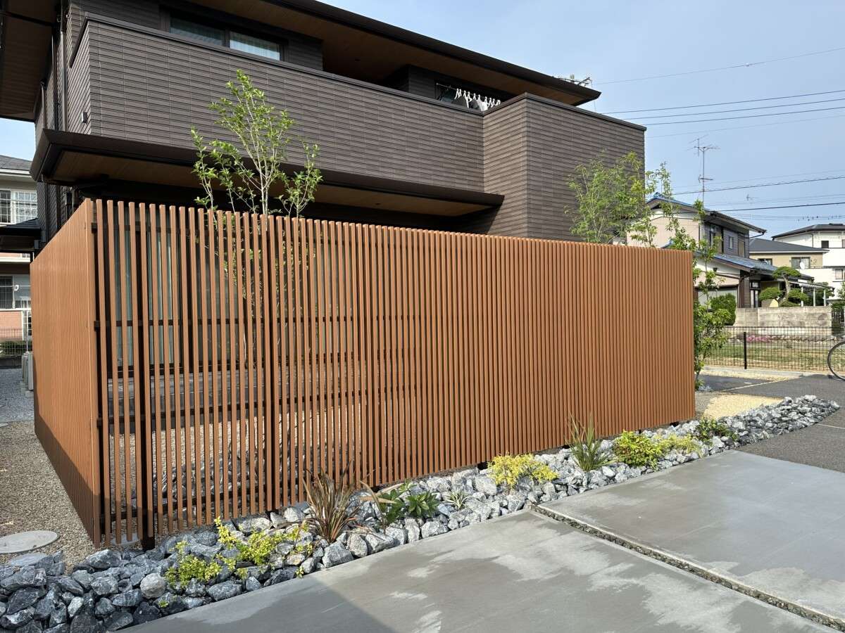 木調フェンスで目隠しされた庭と植栽スペース
