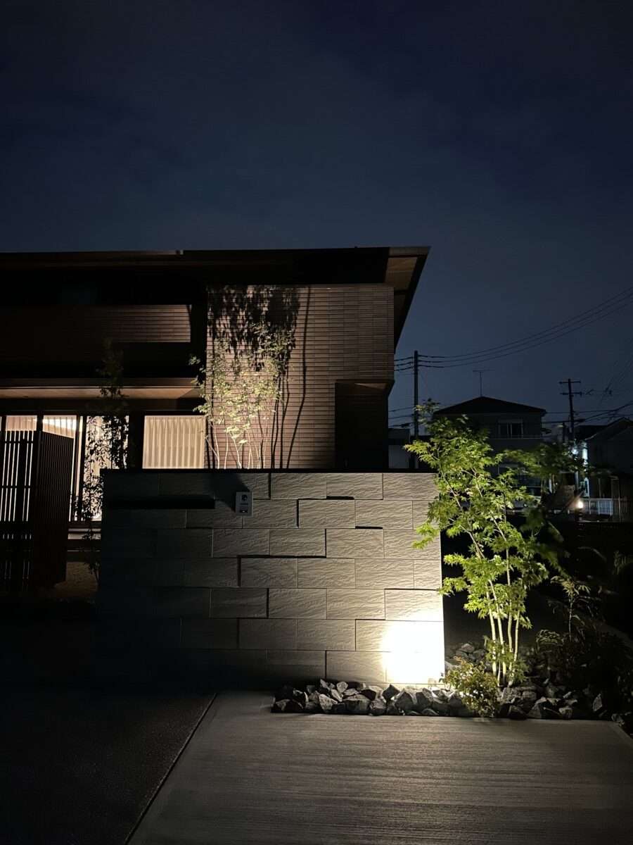 タイル門柱と植栽を組み合わせた夜の外構デザイン