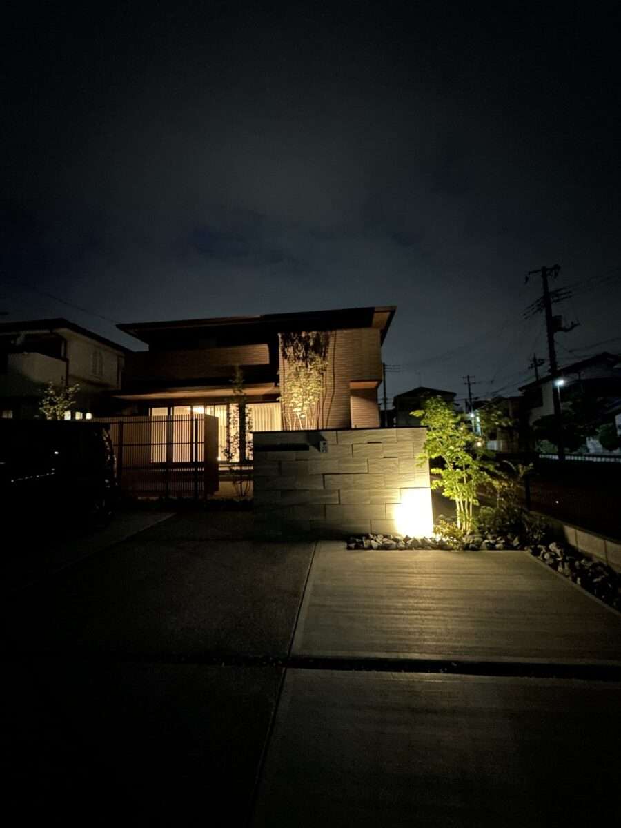 間接照明で足元を安全に照らすアプローチ