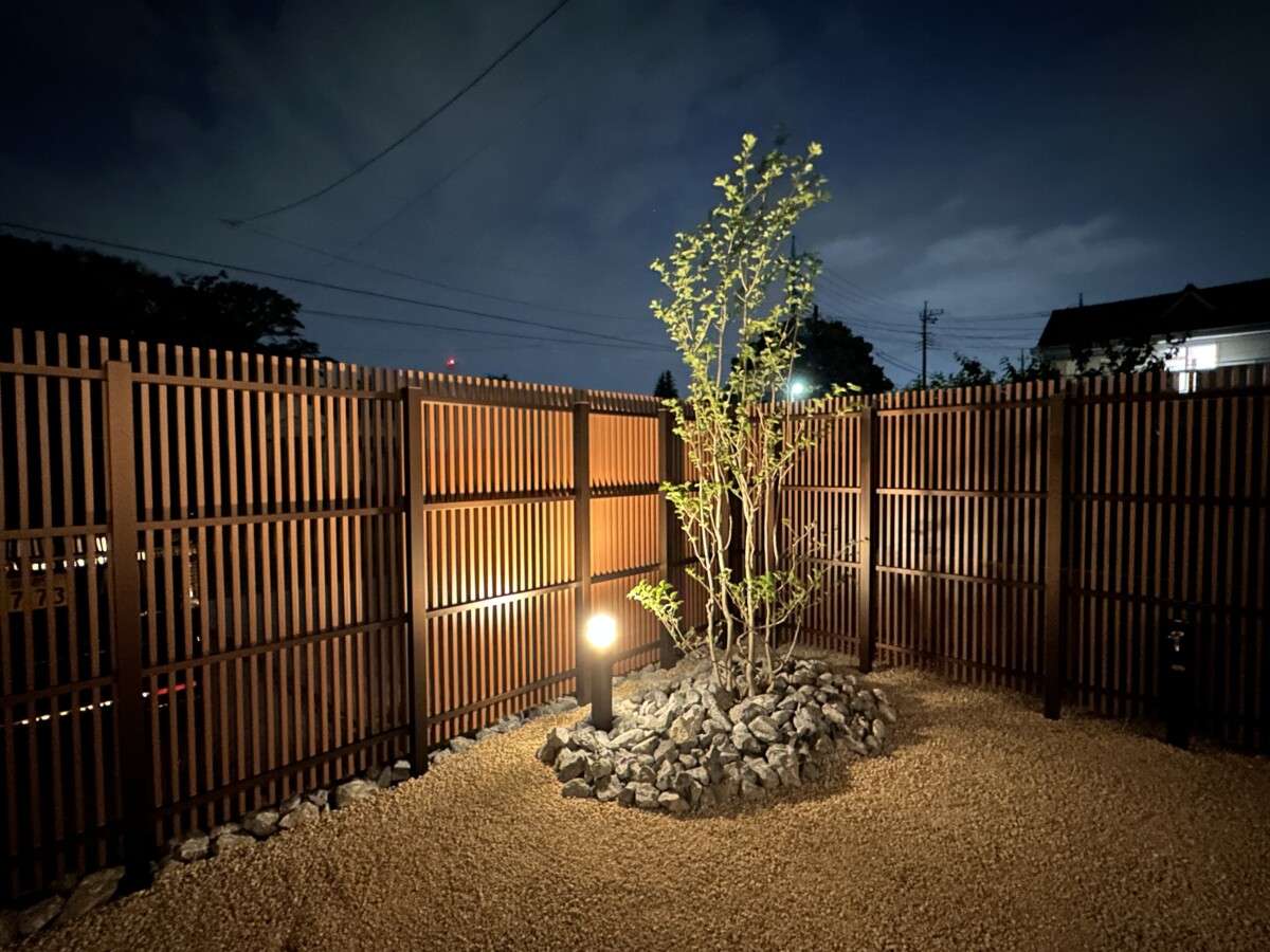 タイルデッキテラスから見える夜の植栽の風景
