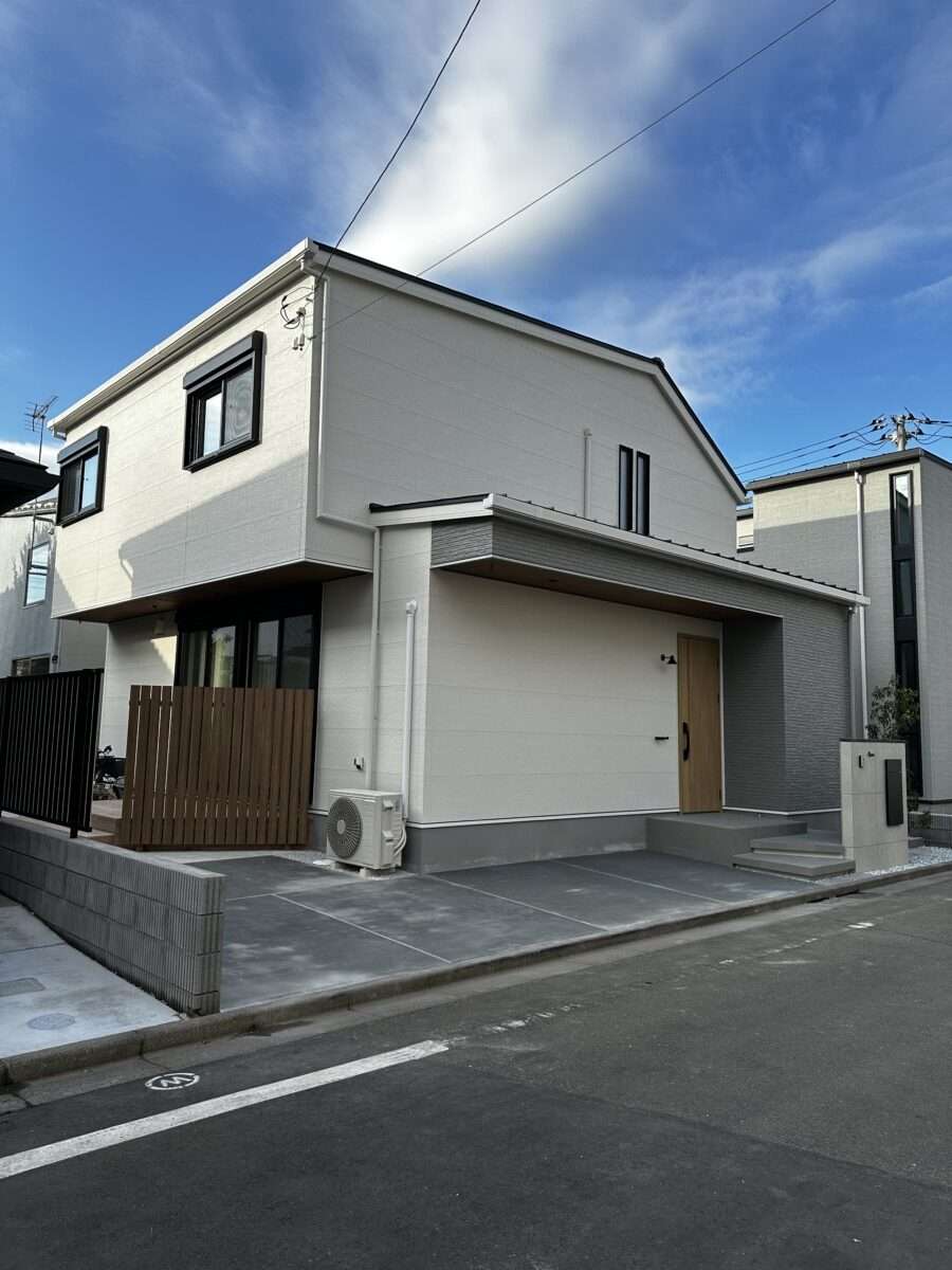 小平市の新築外構全景。外壁に調和するベージュ系の大判タイル門柱とアプローチ階段。