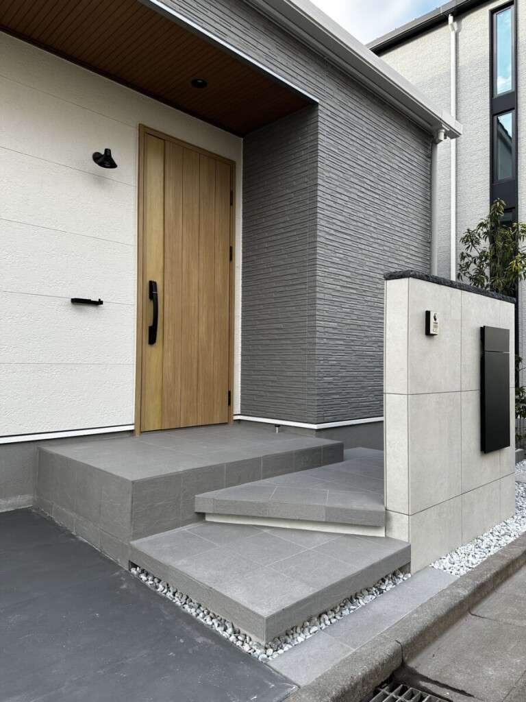 駐車場から玄関アプローチへのスムーズな動線を考慮し、位置を吟味した階段設計。