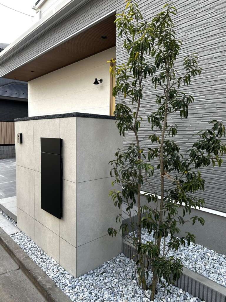 シンボルツリー(ソヨゴ)と自然石をあしらった植栽スペース