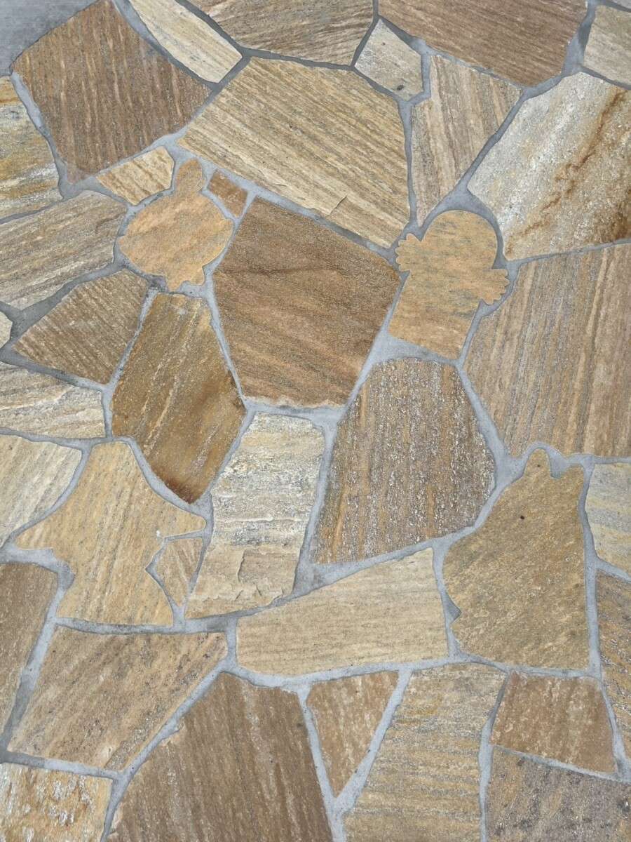 ムーミンの模様が隠れた自然石アプローチ