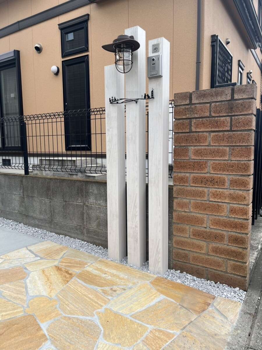 新築住宅の自然石アプローチと白木調門柱(飯能市)