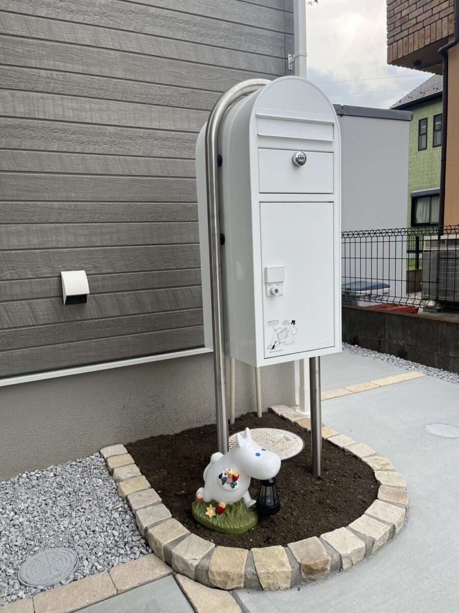 ムーミンのオブジェがある可愛いポスト周り