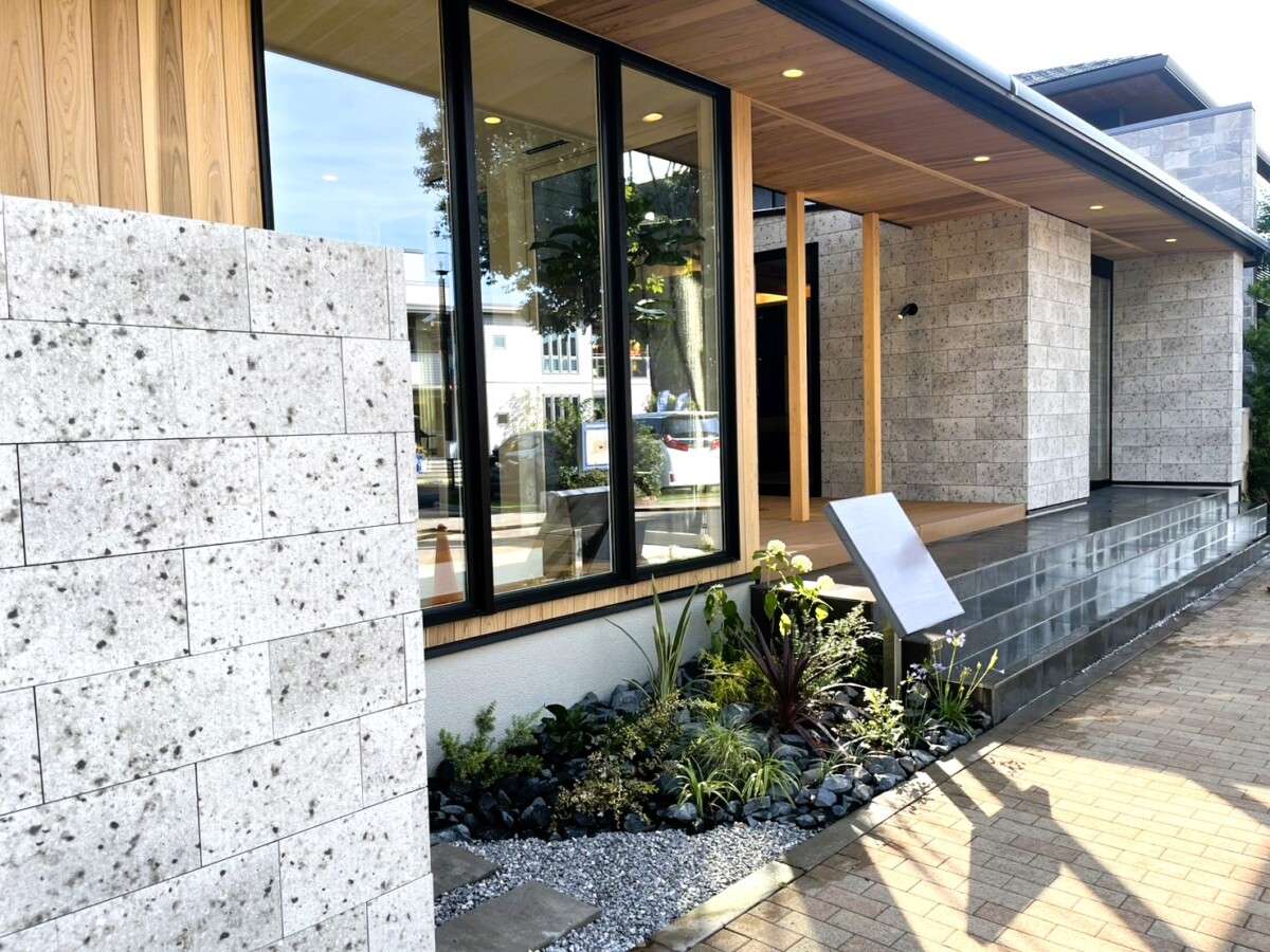 「タイルテラスと植栽で仕上げた住宅展示場の開放的なエントランス