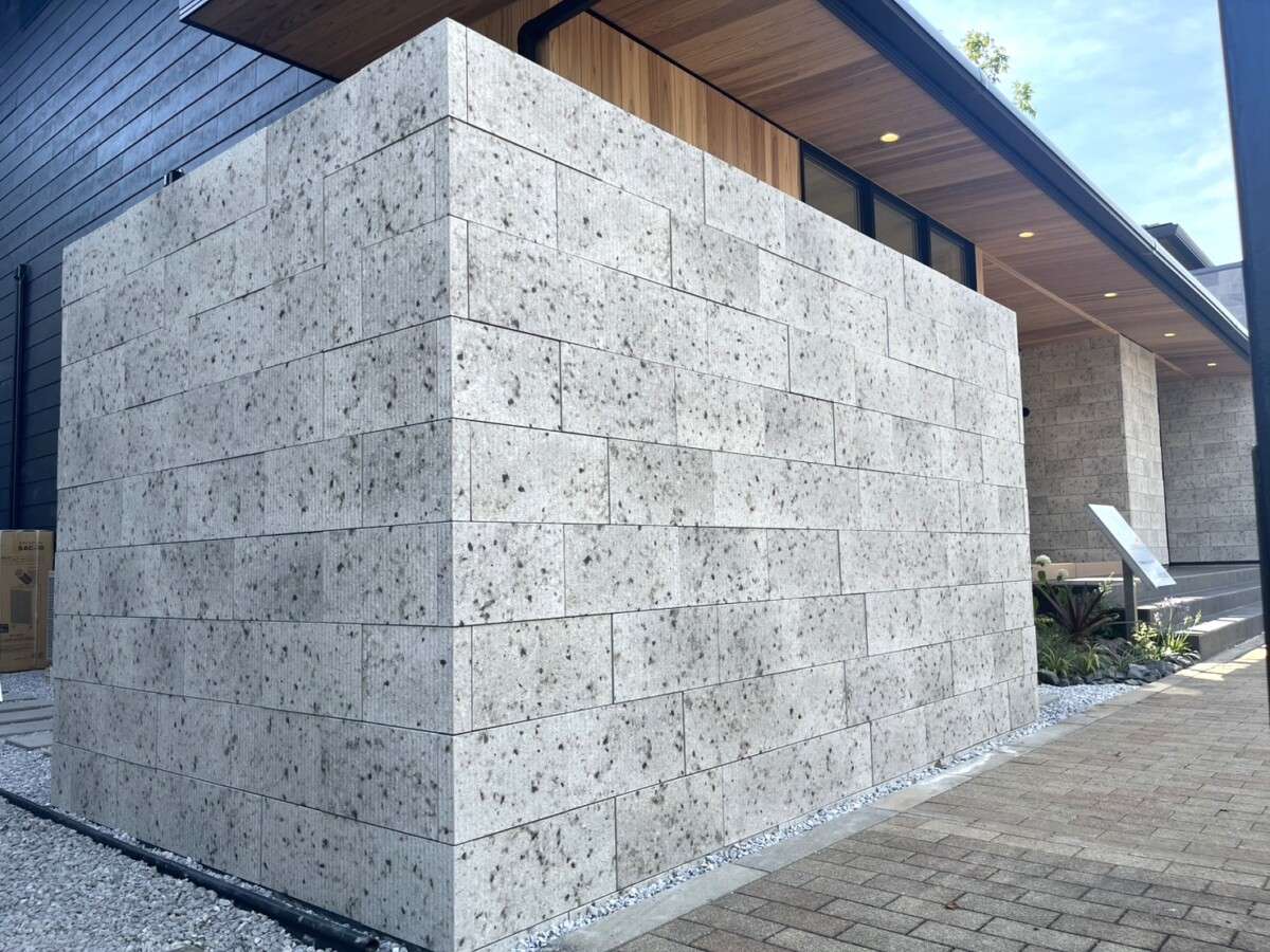 大谷石タイルの袖壁が建物と調和する上質な外構デザイン