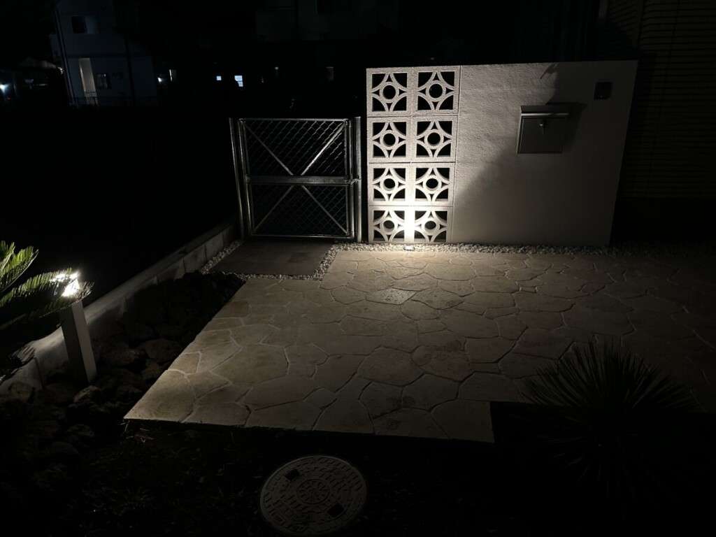 夜のリゾートを思わせる花ブロックとアメリカン門扉