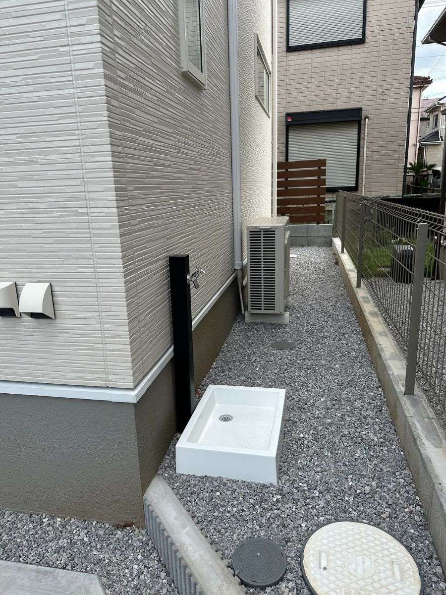 モノトーン調の色味が建物と調和するシンプルな角形デザインとポップな発色がおしゃれで使い勝手にも優れた前澤化成「パレットシリーズ」の立水栓