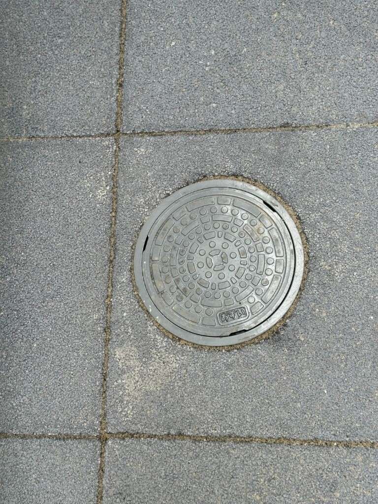 桝の形状に合わせてカット加工されたインターロッキングの仕上がり