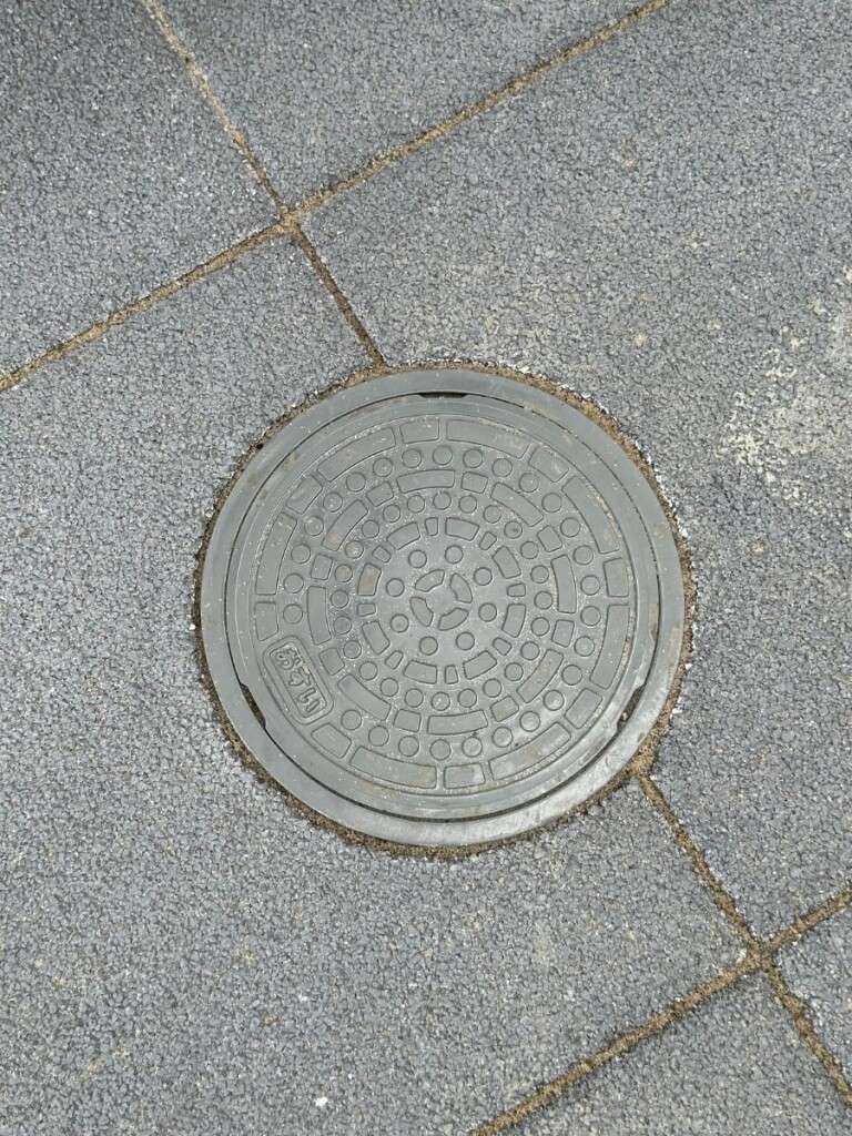 桝の形状に合わせてカット加工されたインターロッキングの仕上がり２