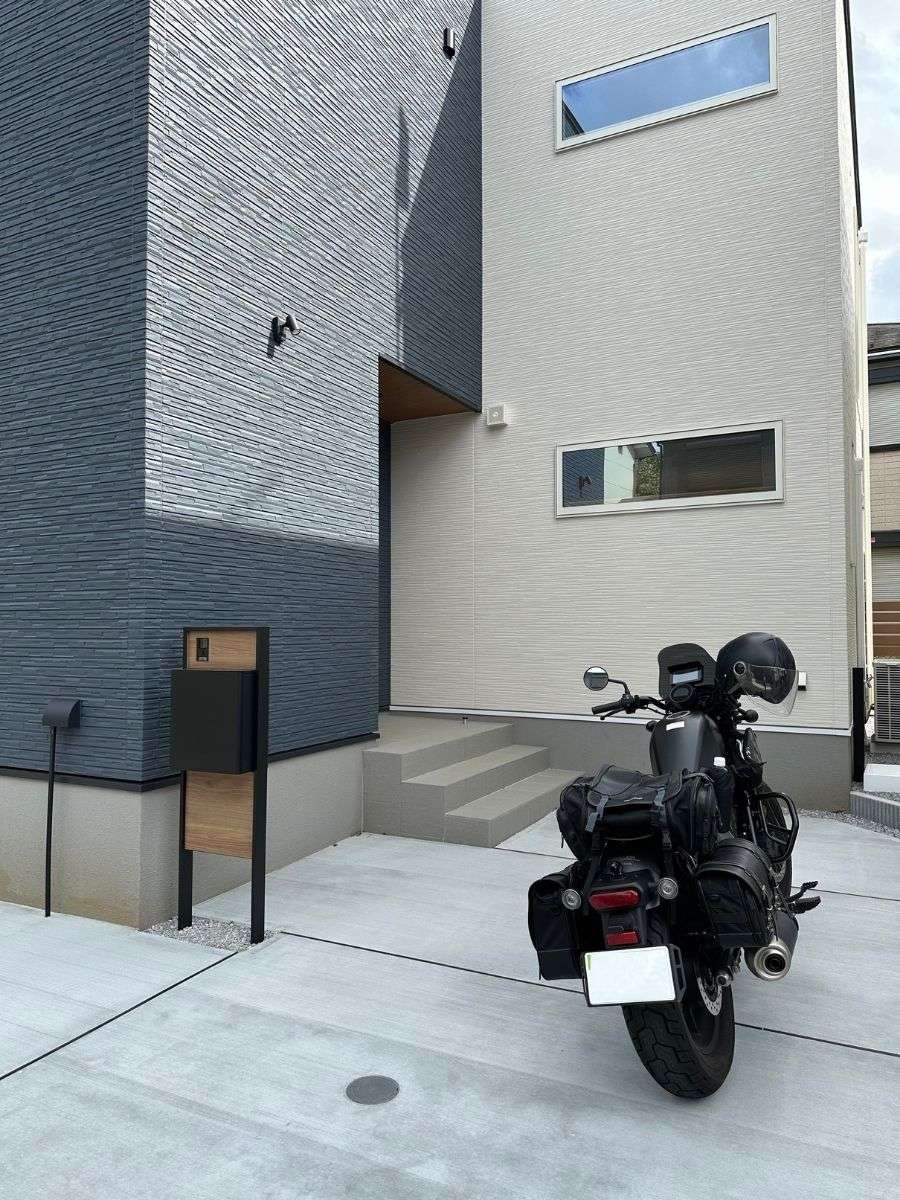 LIXIL機能門柱FSと土間コンクリートで構成したシンプルな門まわり