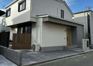 小平市の新築外構全景。外壁に調和するベージュ系の大判タイル門柱とアプローチ階段。