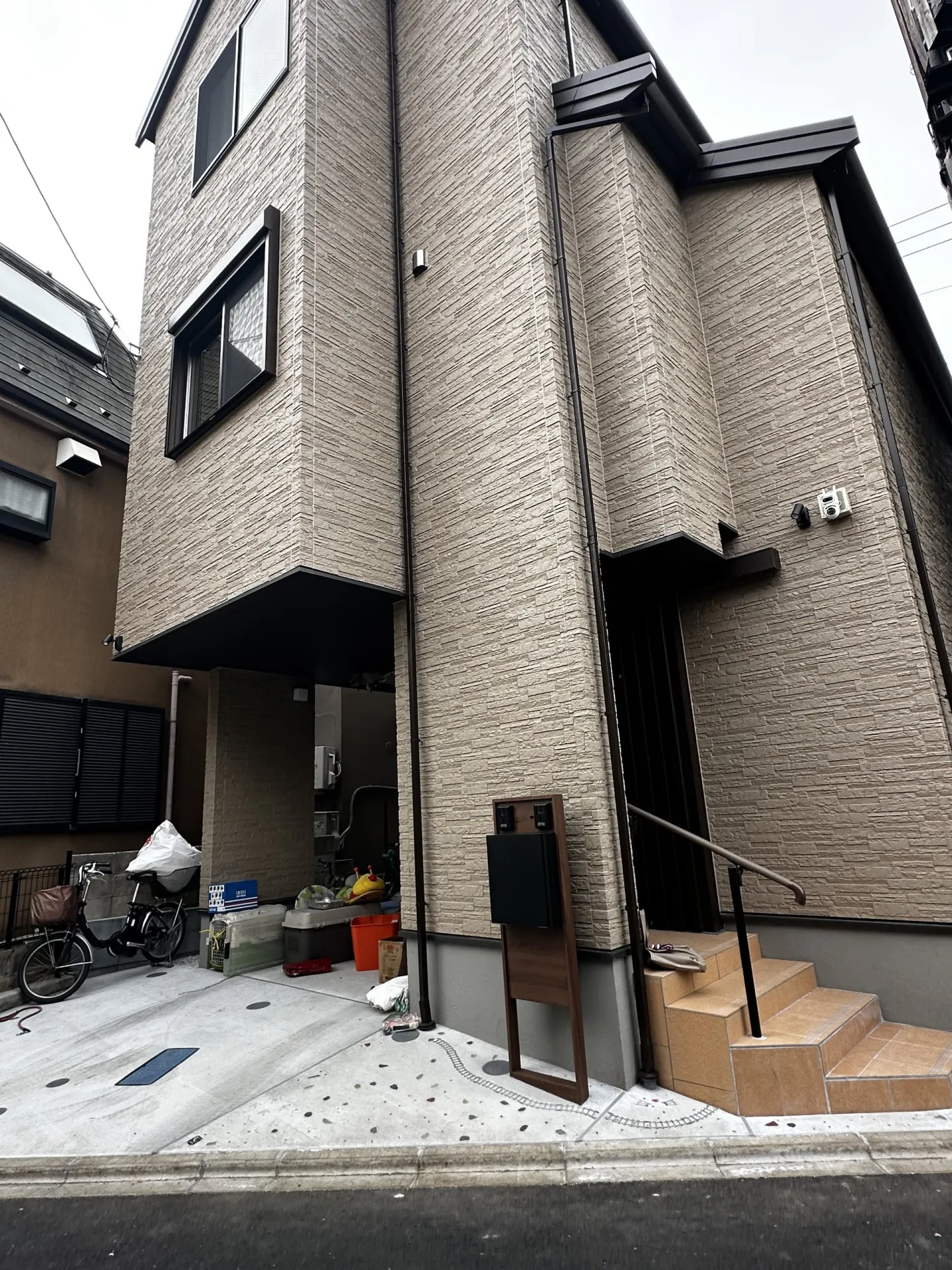 色とりどりのガラス片を埋め込んだコンクリートアプローチ全景(新宿区の新築外構施工事例)