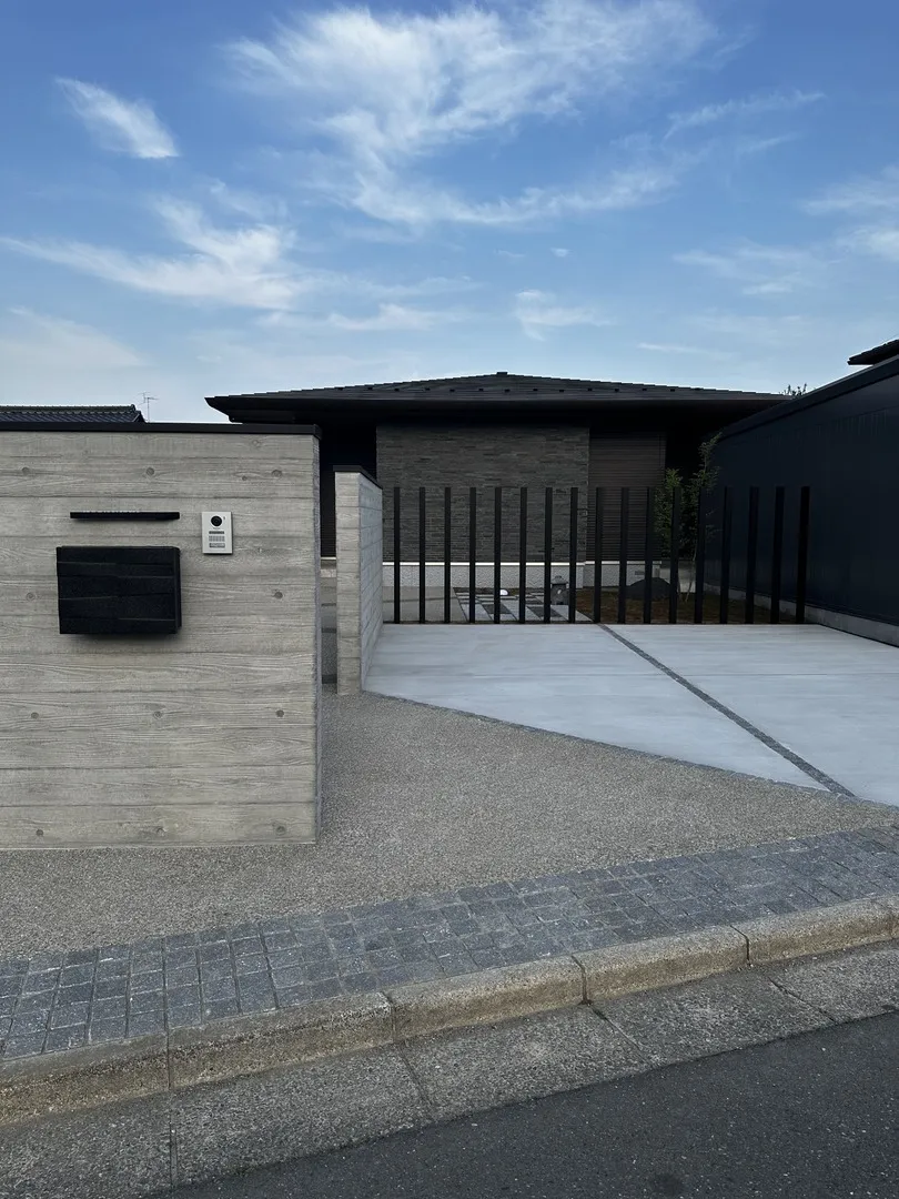 建物との一体感を演出したジャパンディ外構の全景。
