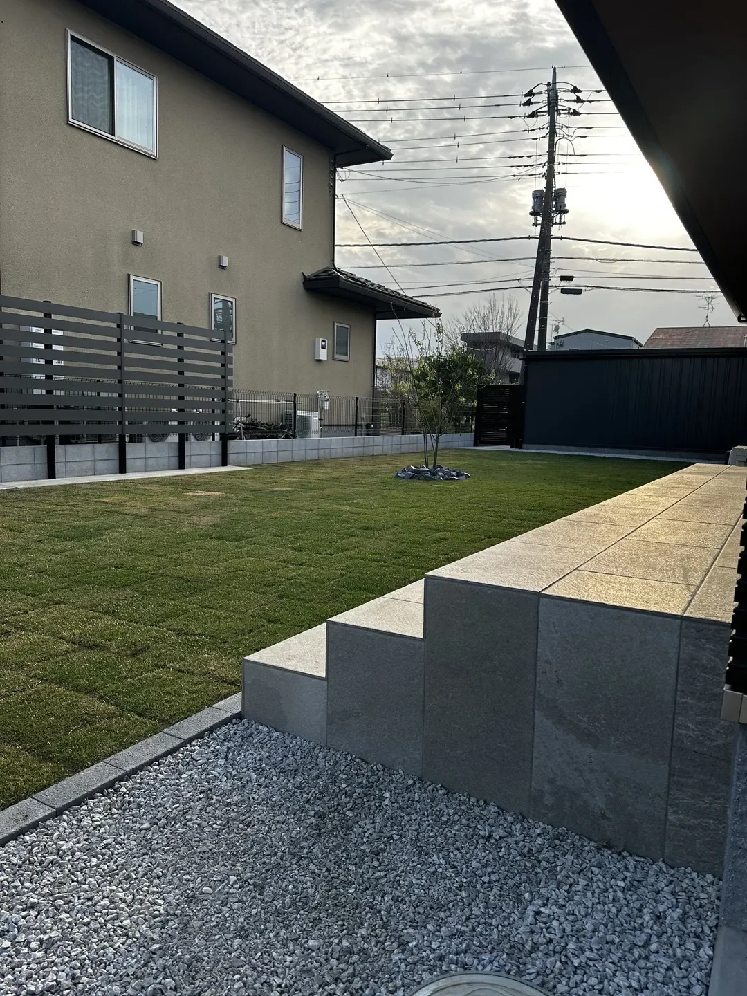  夕暮れ時の庭全景。