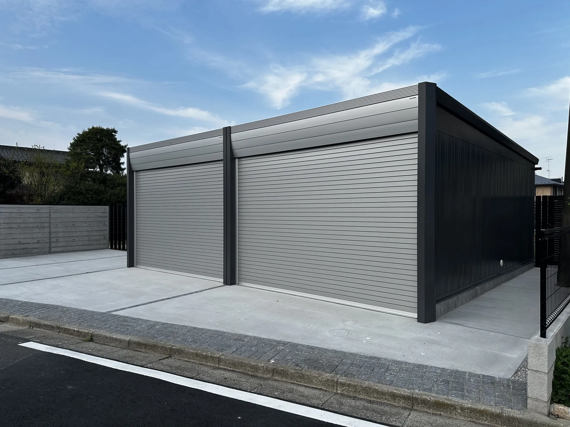 イナバ アルシア2台用電動シャッター付きガレージ外観2