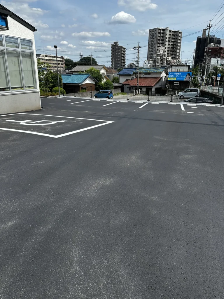 クリニック正面のアスファルト駐車場。視認性の高い白の区画線