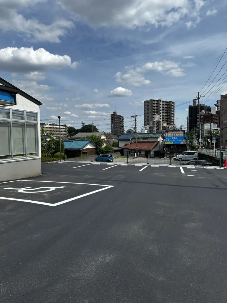 クリニック正面のアスファルト駐車場。視認性の高い白の区画線2