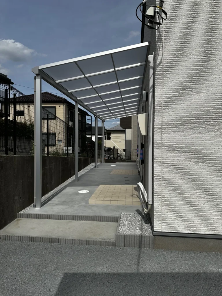 YKK大型テラス屋根「ソラリア」の下の通路。雨に濡れずに移動できるスタッフ動線