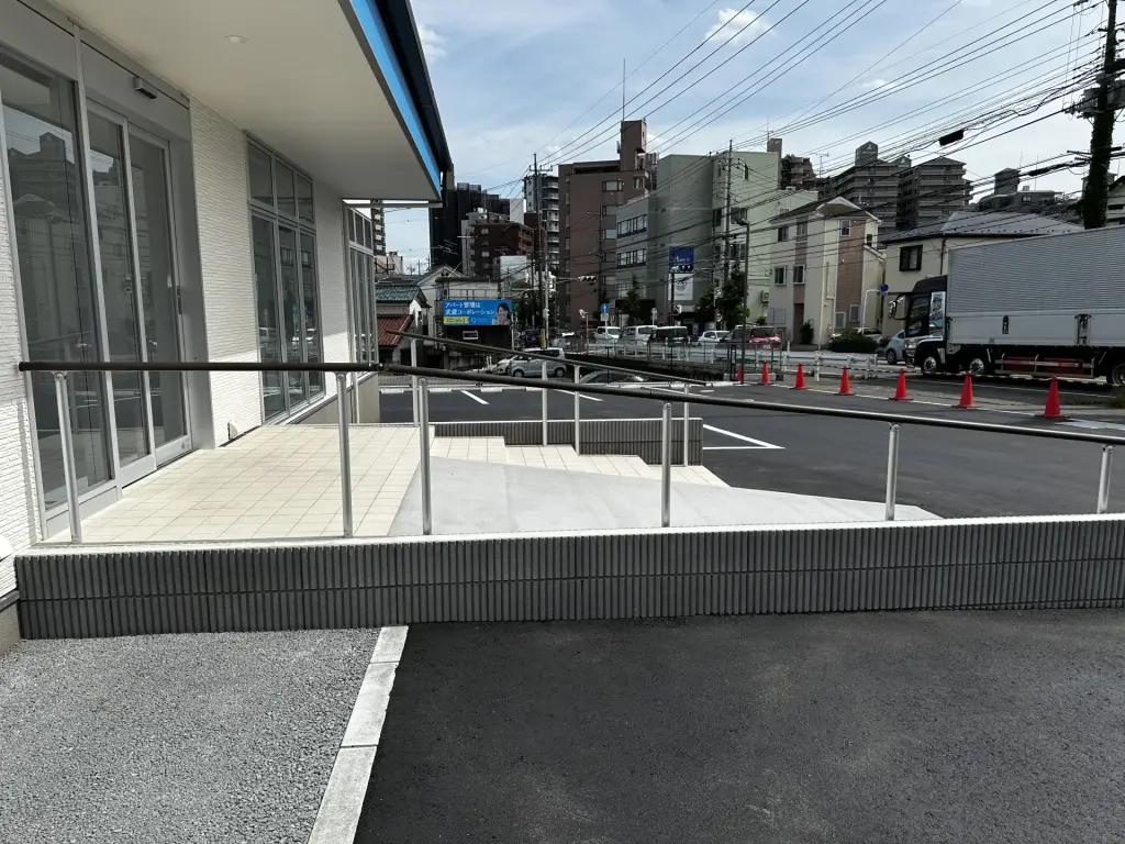 建物外周に施工した透水性コンクリート「ドライテック」の通路。雨天時も水たまりができにくい