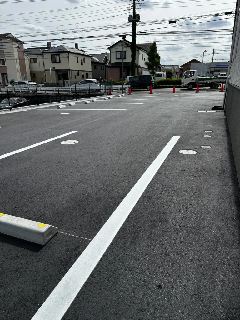 白の区画線と車止めで来院者様の駐車をサポート