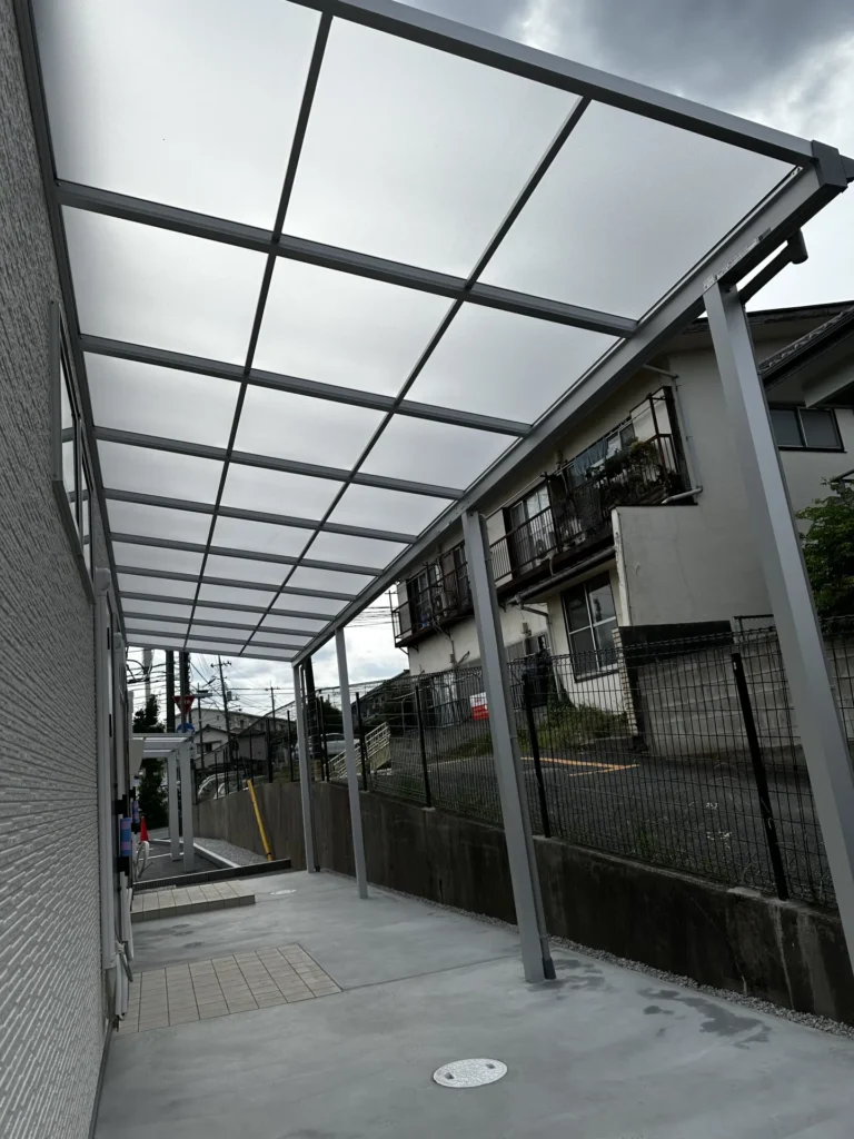 YKK大型テラス屋根「ソラリア」の下の通路。雨に濡れずに移動できるスタッフ動線