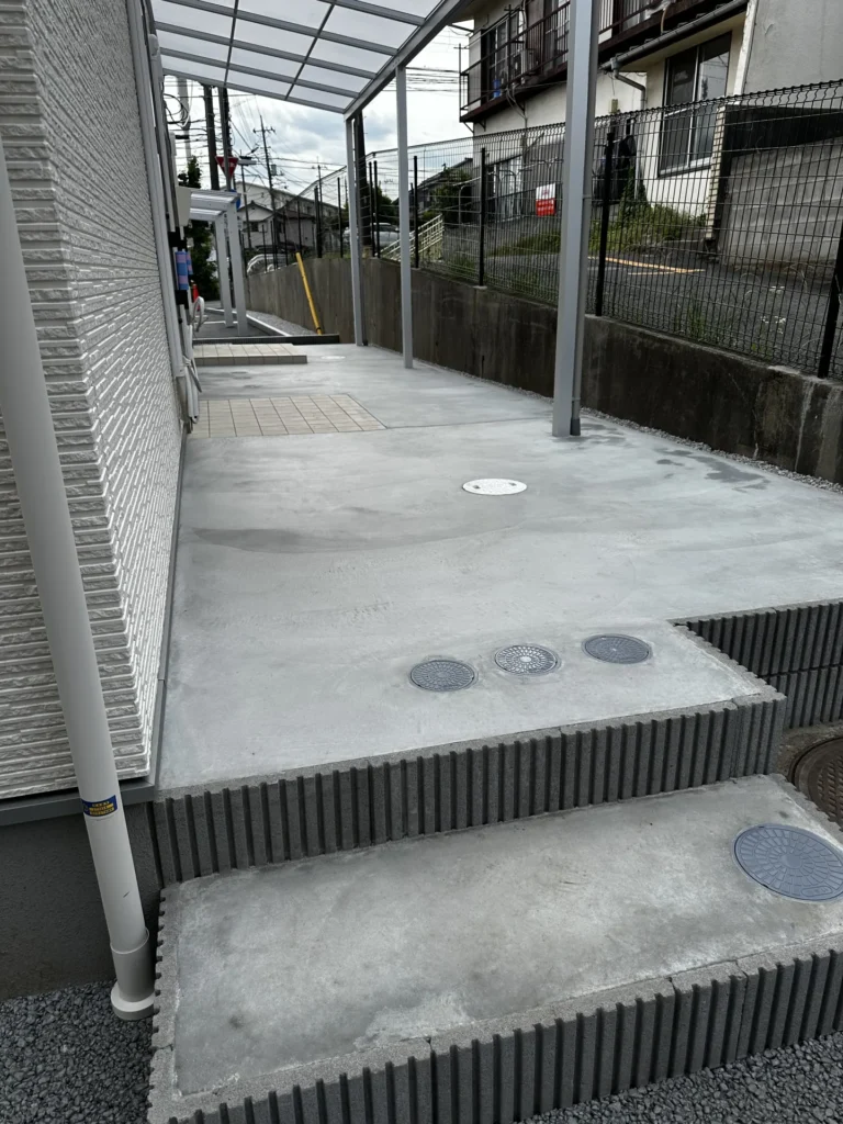 YKK大型テラス屋根「ソラリア」の下の通路。雨に濡れずに移動できるスタッフ動線