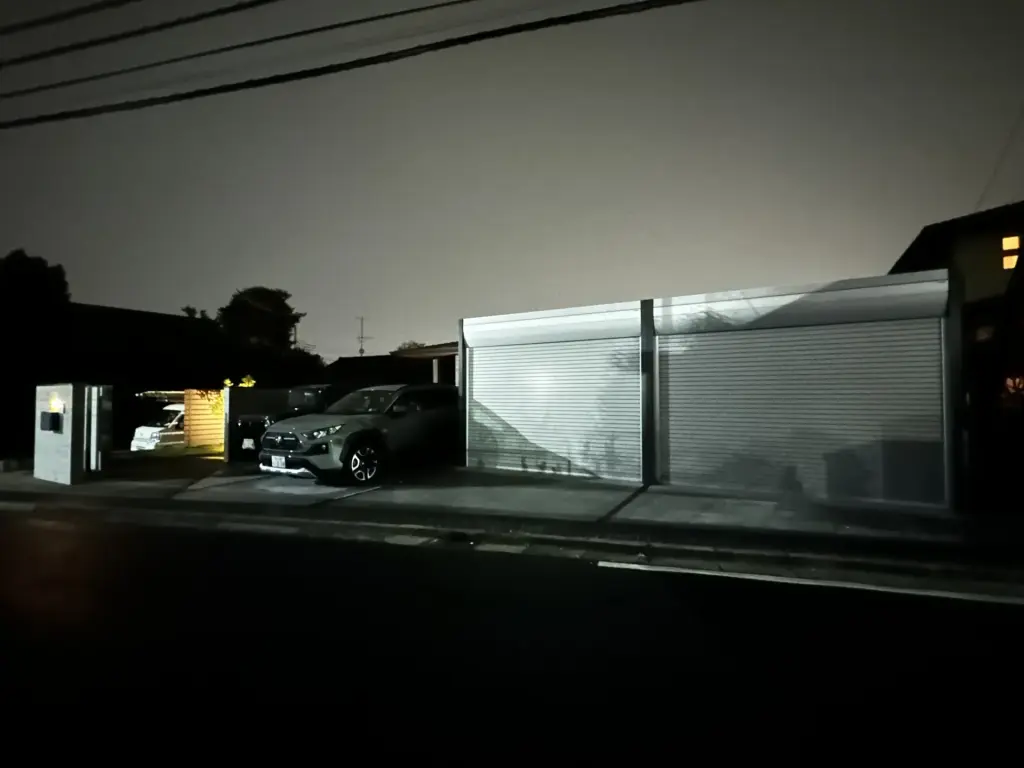 ライティングで照らされた夜の外構全景。