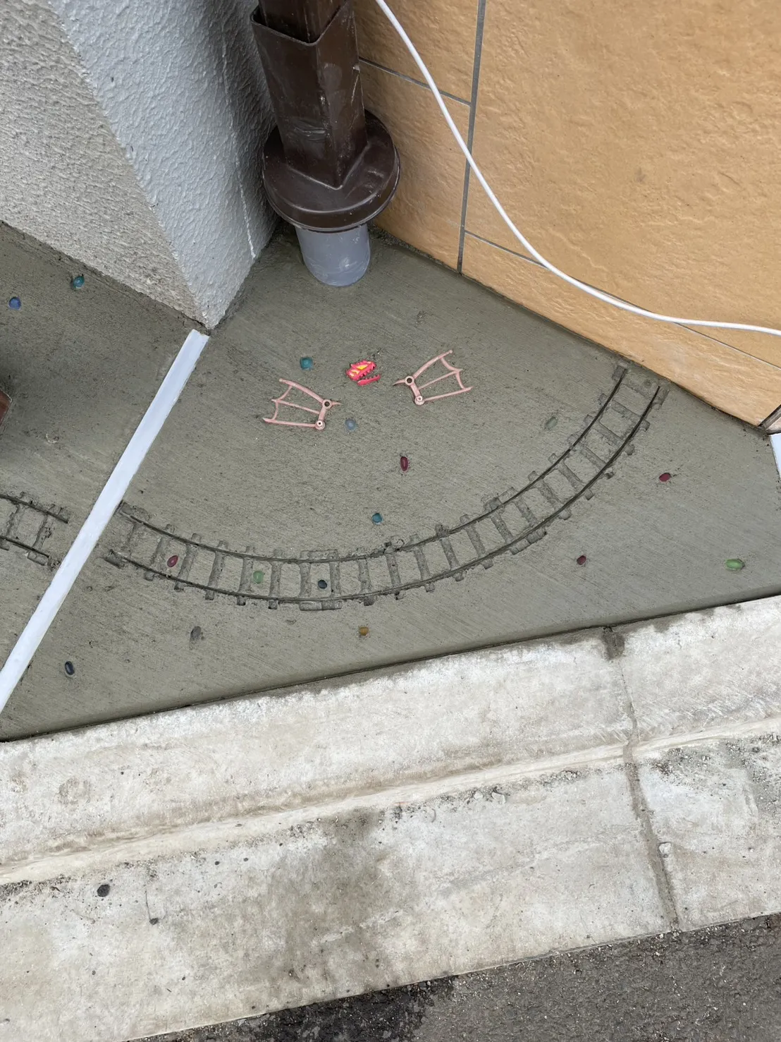 線路模様を取り入れ柔らかな動きを加えたコンクリートアプローチの施工風景2